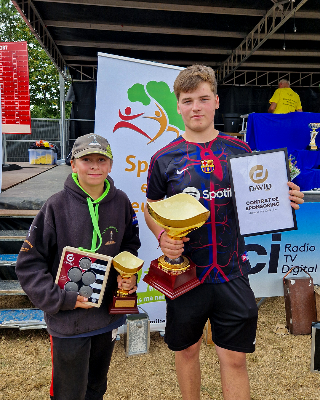 Les deux finalistes avec leurs lots